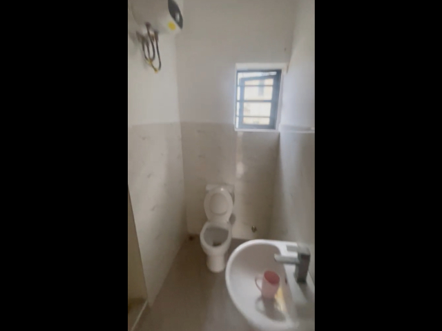 Standard Fully Serviced Mini Flat with two toilets! — photograph 7