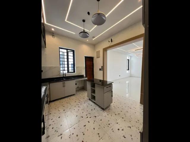 4 Bedroom fully detached — photograph 5