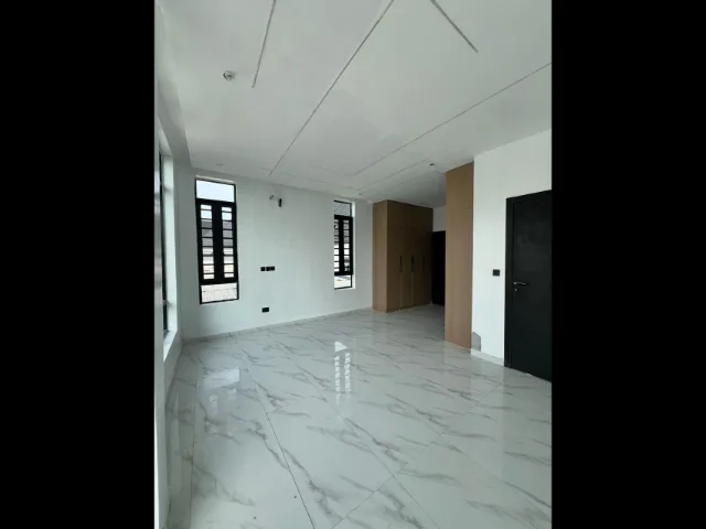 4 Bedroom fully detached — photograph 8